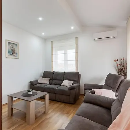 公寓 Penthouse Milda 4 Up To 6 Guests, 扎达尔