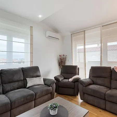 公寓 Penthouse Milda 4 Up To 6 Guests, 扎达尔